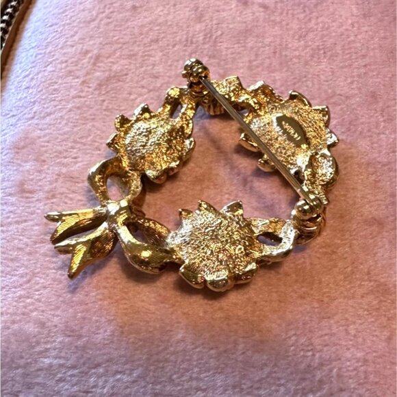 Avon Vintage Gold-Tone Wreath Brooch With Faux Pearls & Red Rhinestones - Picture 10 of 10